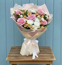 Букет цветов из:  Гвоздики, Орхидеи и Розы в Поселок совхоза Архангельский