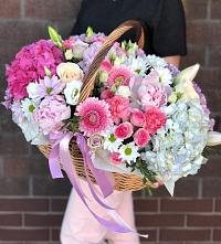 Композиция солнечный день в Поселок совхоза Архангельский Цветочная композиция из Розы, Хризантемы, Пионы и Лизиантусы в корзине в Поселок совхоза Архангельский