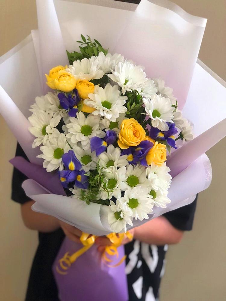 Букет цветов из: Ирисы, Хризантемы и Розы в Поселок совхоза Архангельский