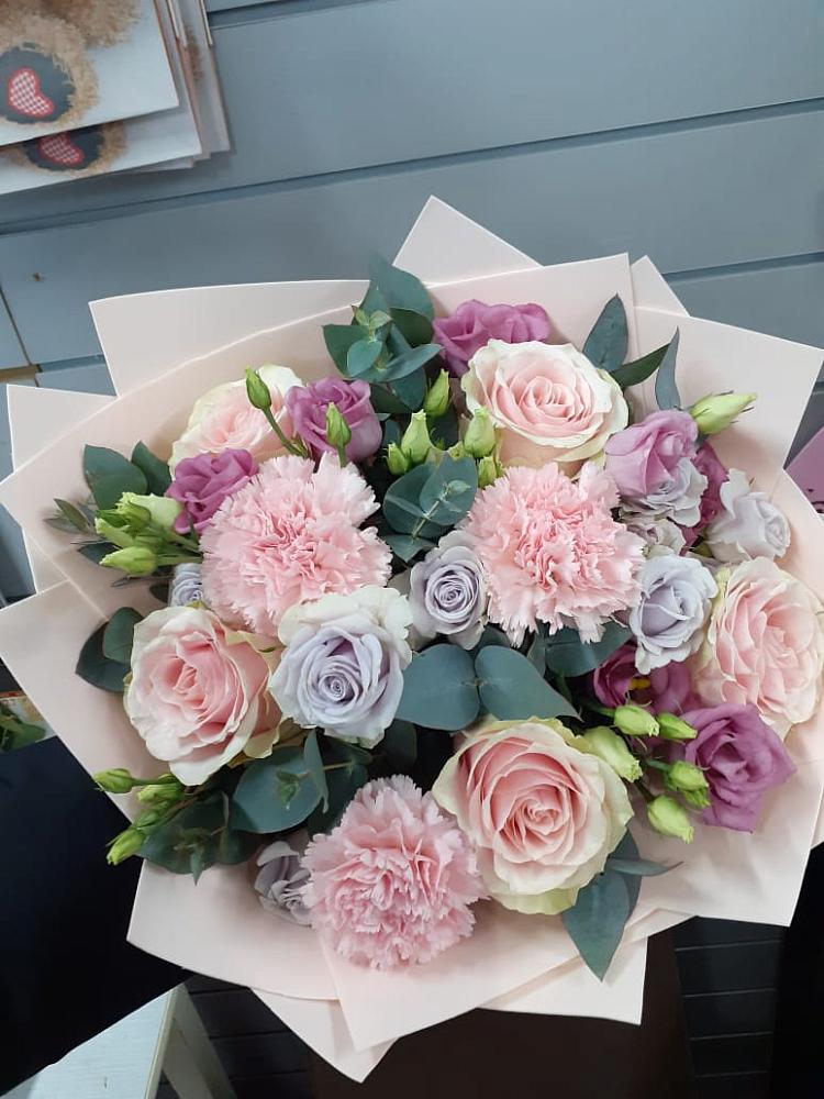 Букет цветов из: Розы, Гвоздики и Лизиантусы в Поселок совхоза Архангельский